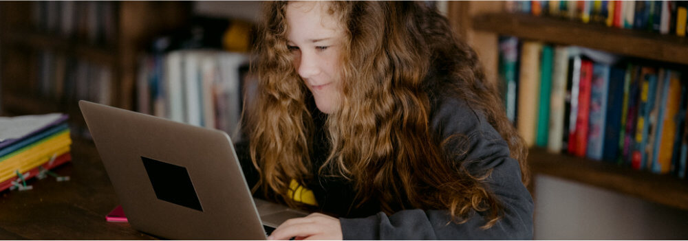 girl_with_computer